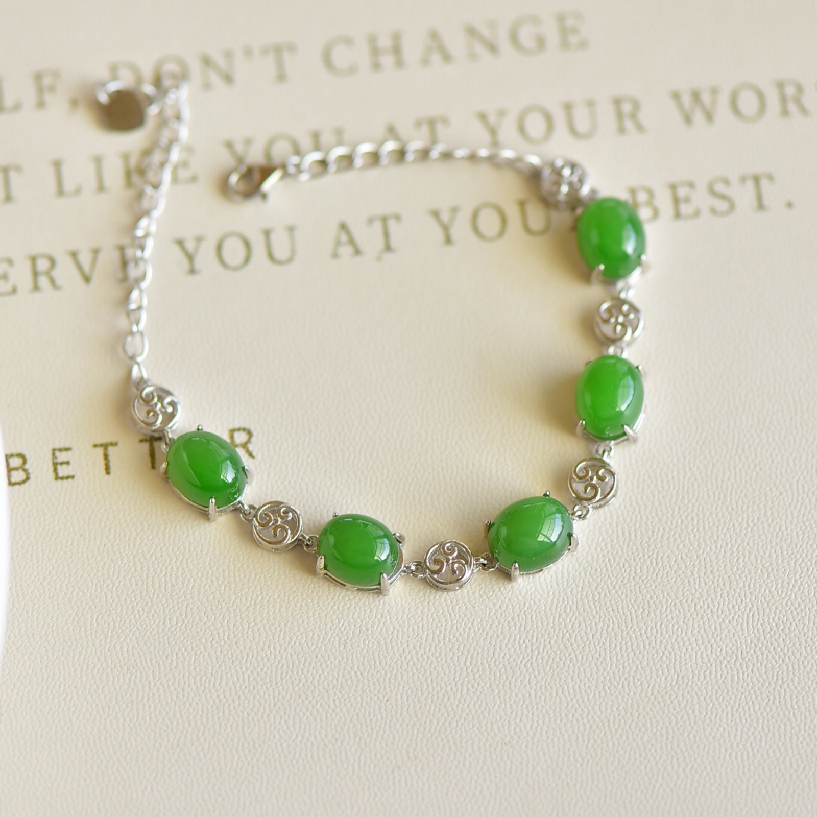 An Exquisite Sterling Silver Inlaid Jasper Bracelet: An Exquisite Sterling Silver Inlaid Jasper Bracelet