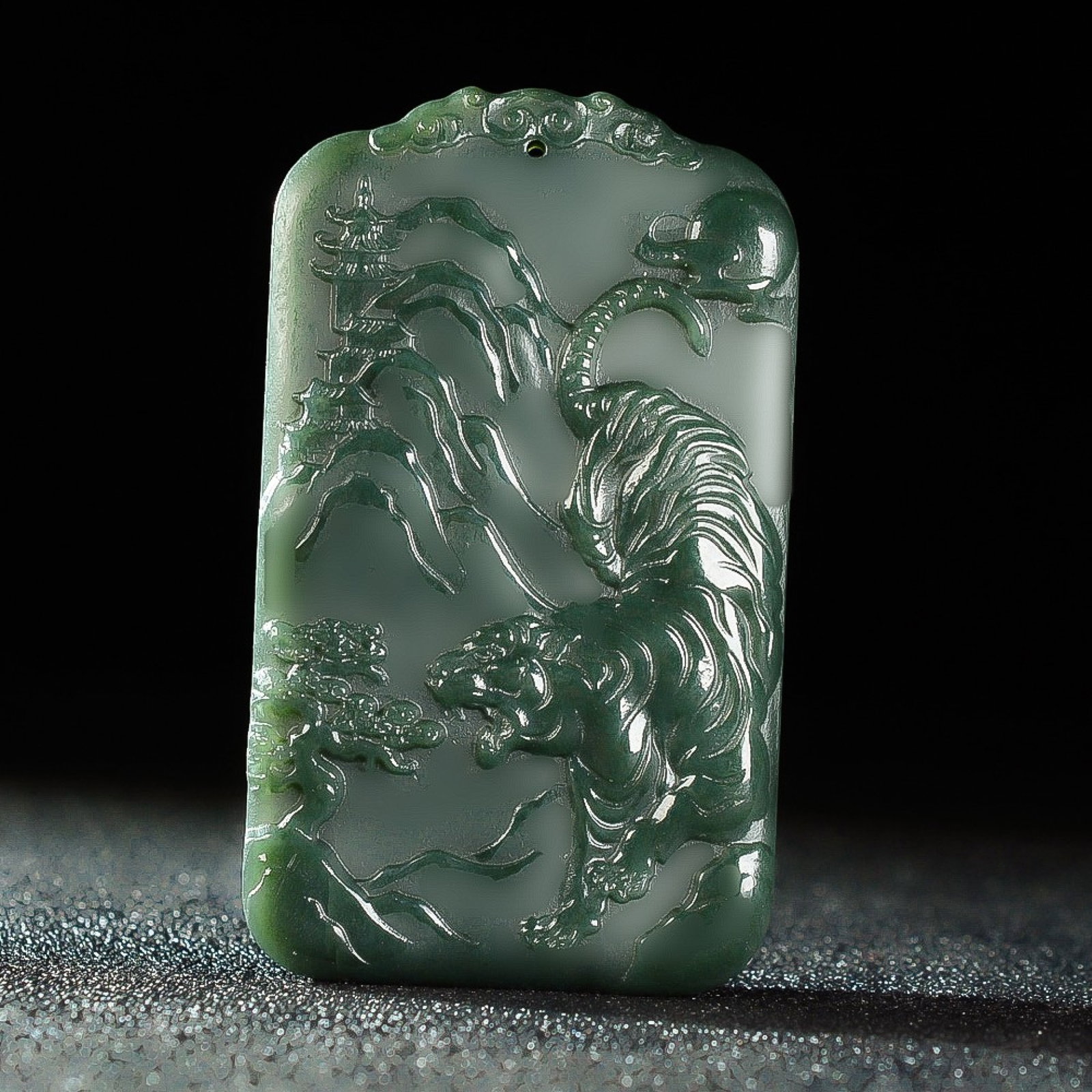An Exquisite Sapphire Landscape and Tiger Pattern Pendant: An Exquisite Sapphire Landscape and Tiger Pattern Pendant