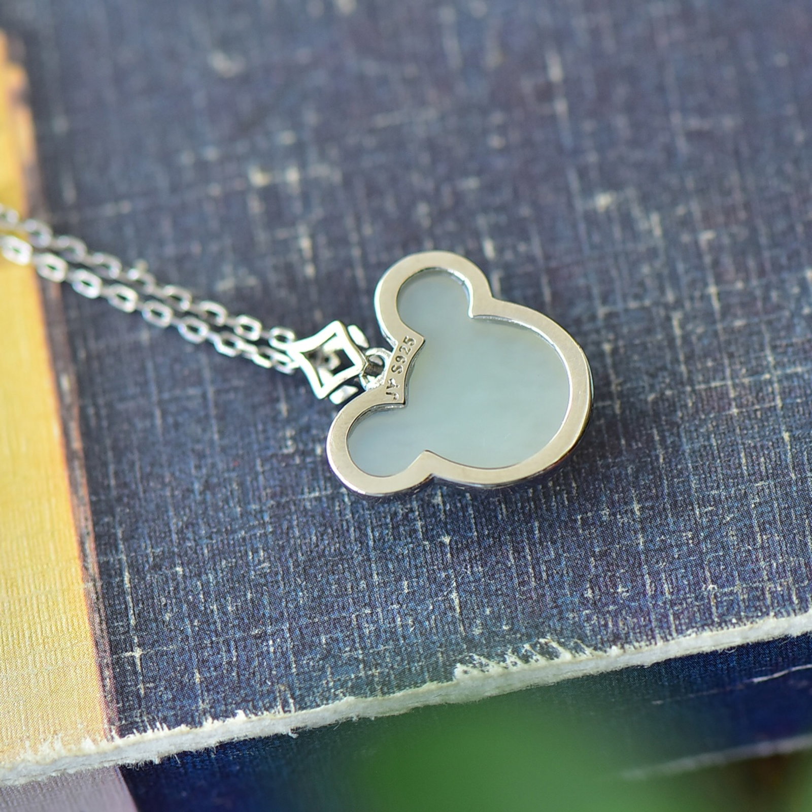 An Exquisite Sterling Silver Inlaid White Jade Necklace: An Exquisite Sterling Silver Inlaid White Jade Necklace