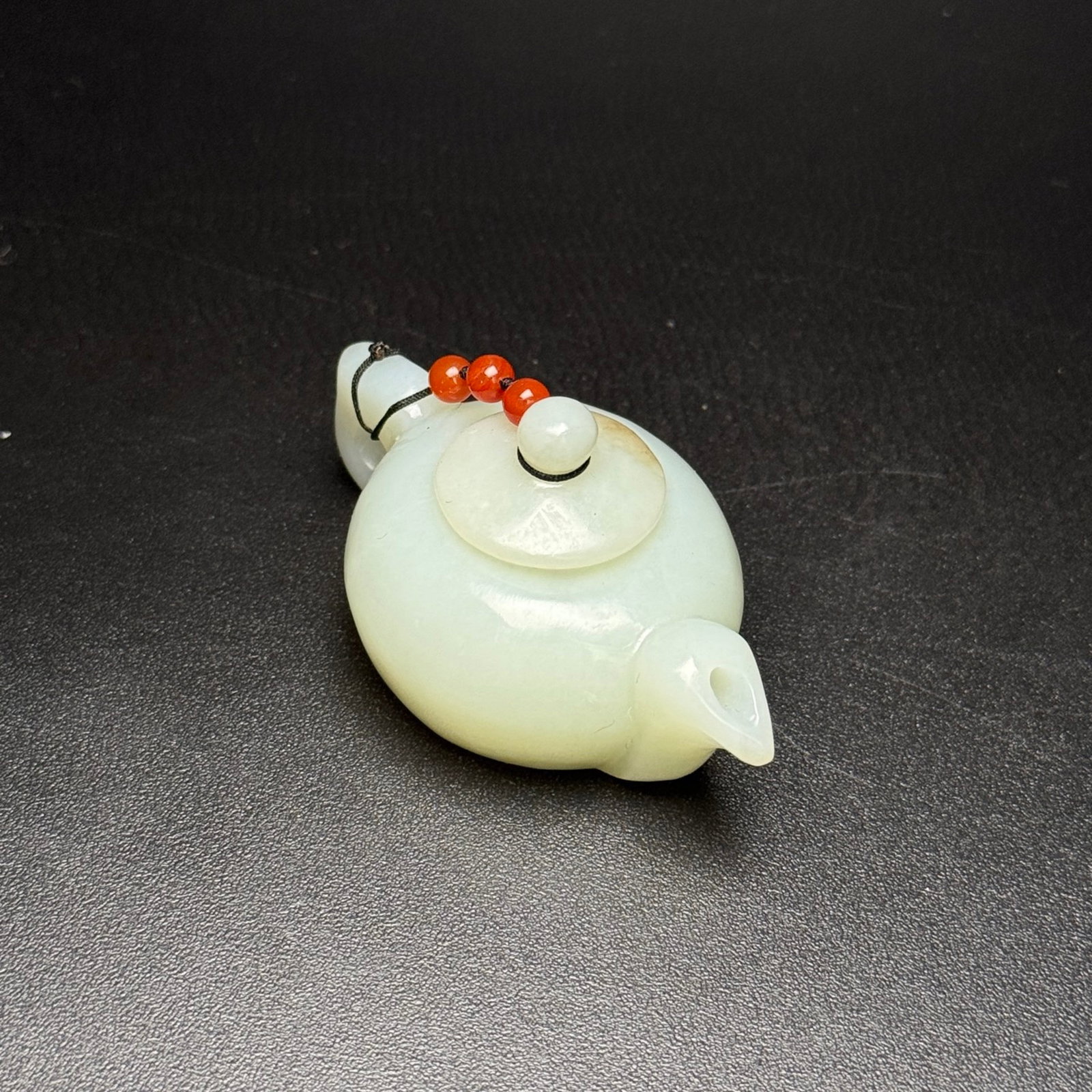 An Exquisite White Jade Pot: An Exquisite White Jade Pot