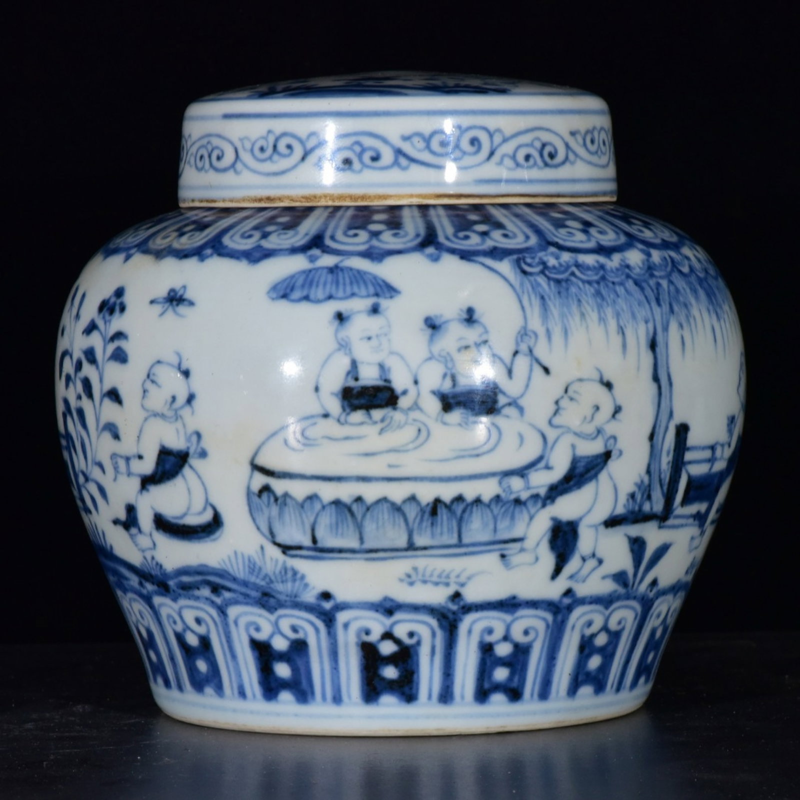 An Exquisite Blue and White Character and Story Pattern Jar with Cover: An Exquisite Blue and White Character and Story Pattern Jar with Cover