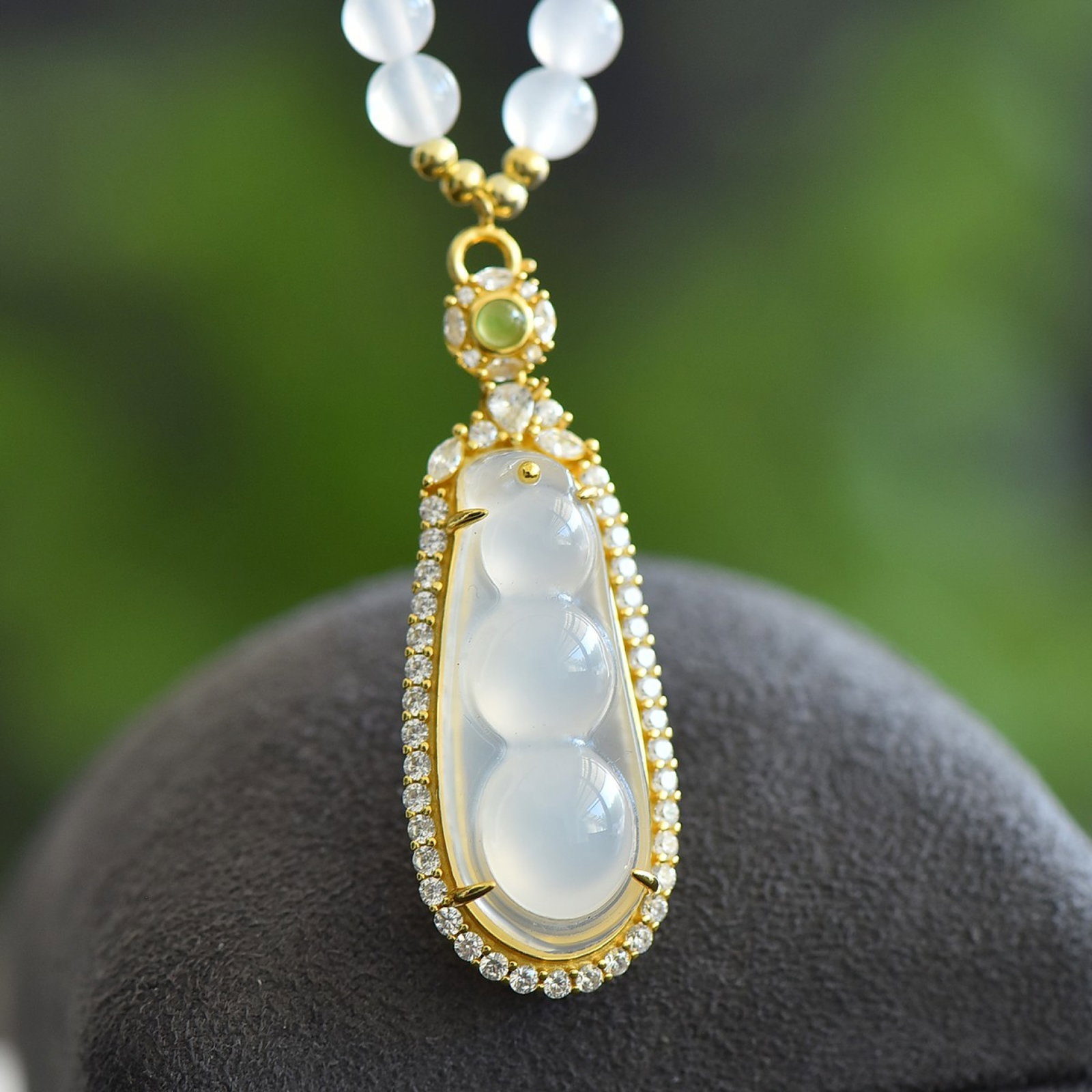 An Exquisite Sterling Silver-Gold Plated Inlaid Agate Pendant