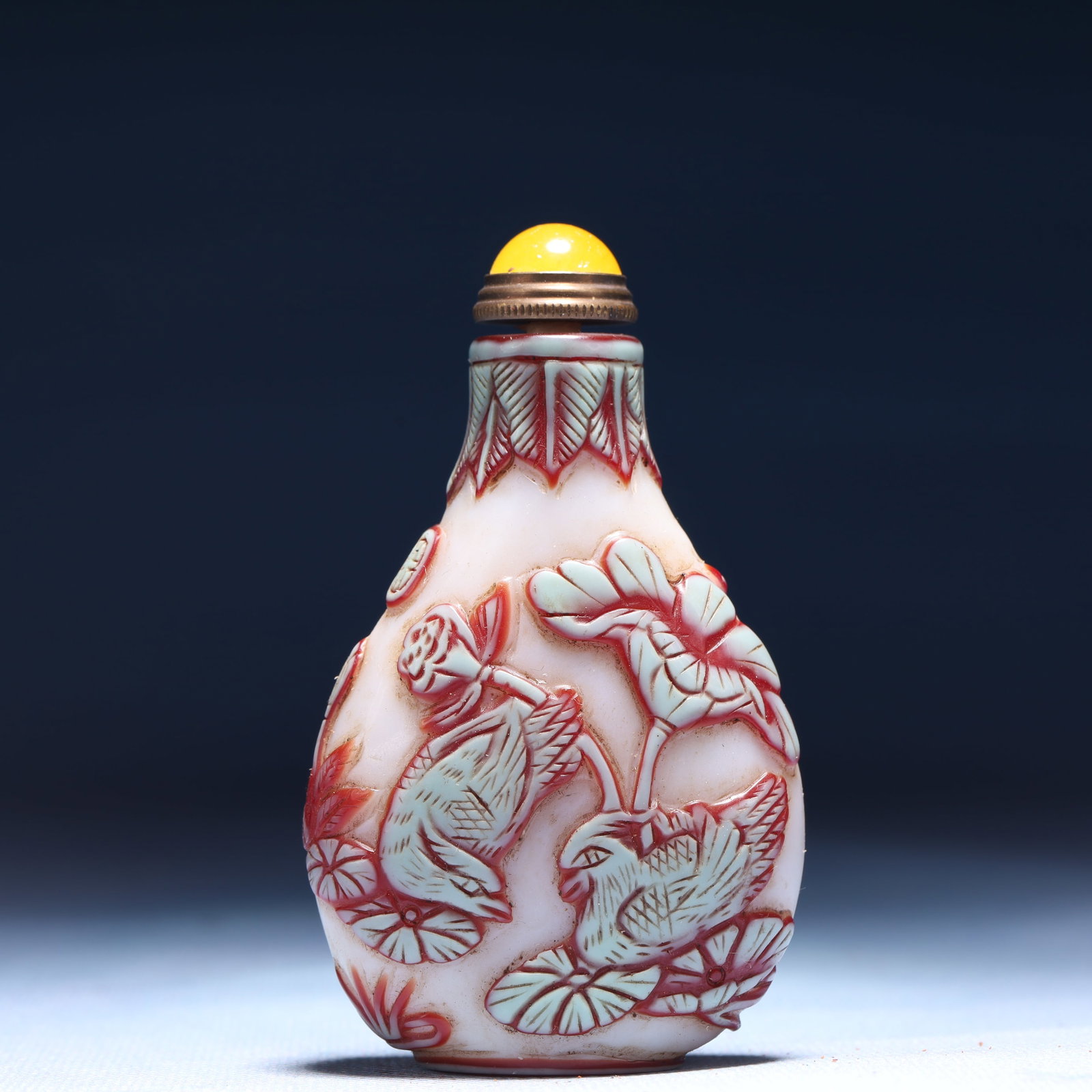 An Exquisite Glass Flower and Mandarin Duck Pattern Snuff Bottle: An Exquisite Glass Flower and Mandarin Duck Pattern Snuff Bottle