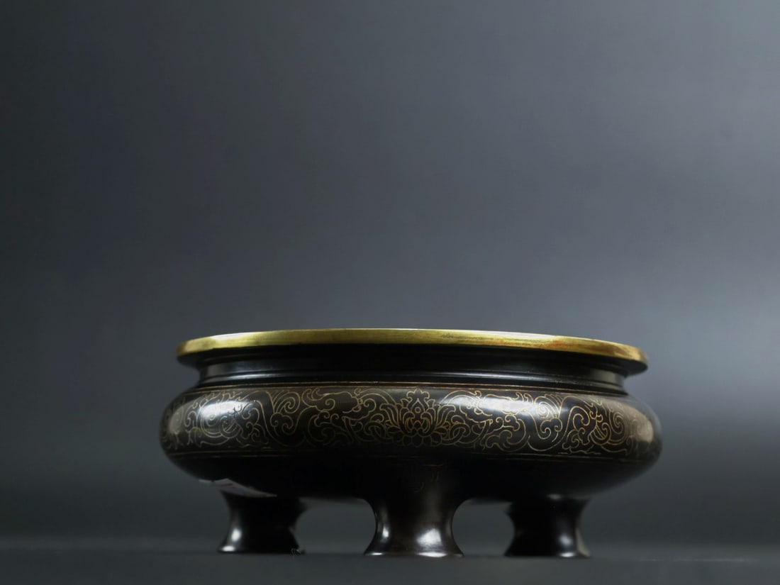 An Exquisite Bronze Inlaid Silver Flower Pattern Tripod Censer: An Exquisite Bronze Inlaid Silver Flower Pattern Tripod Censer