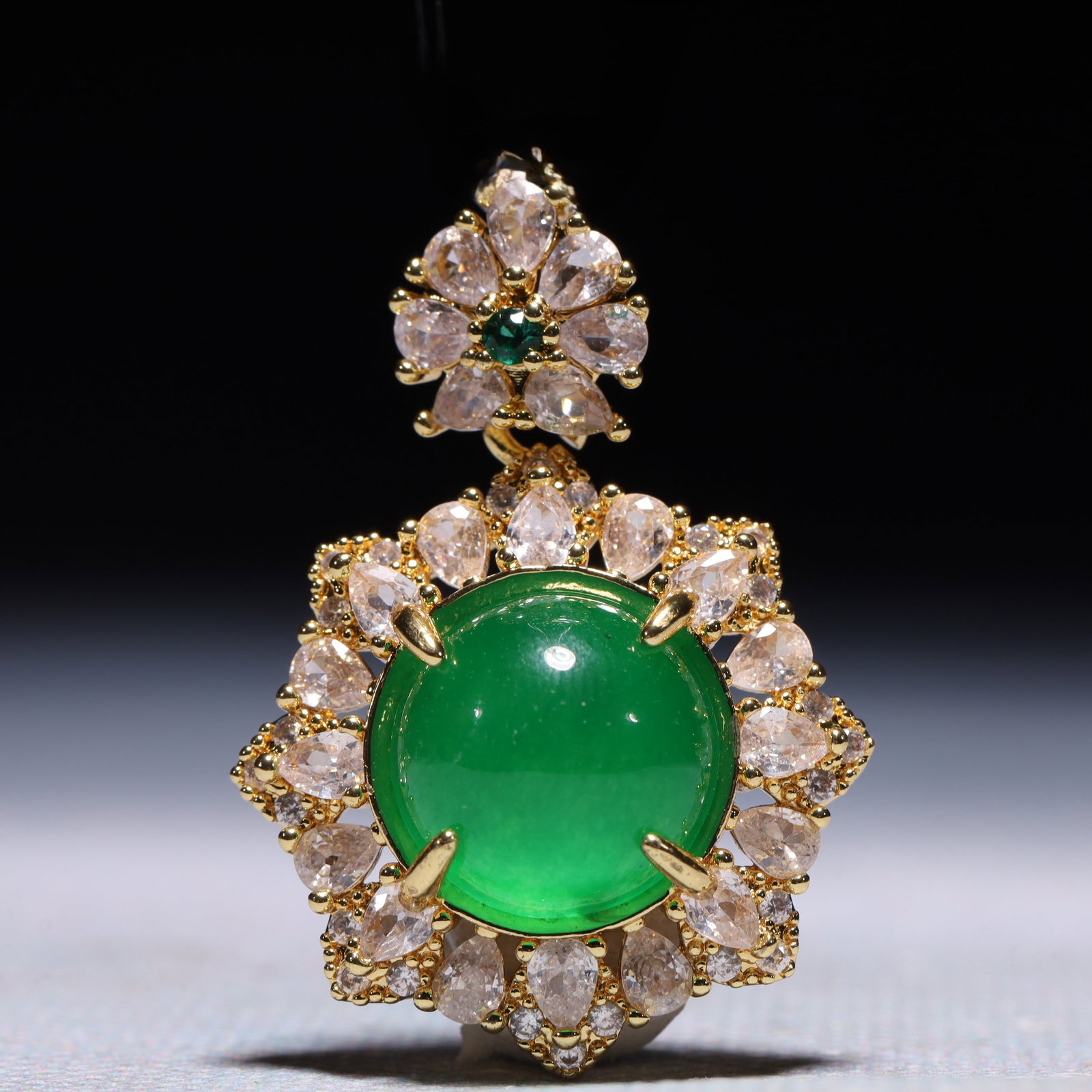 An Exquisite Pendant,Inlaid Gems: An Exquisite Pendant,Inlaid Gems