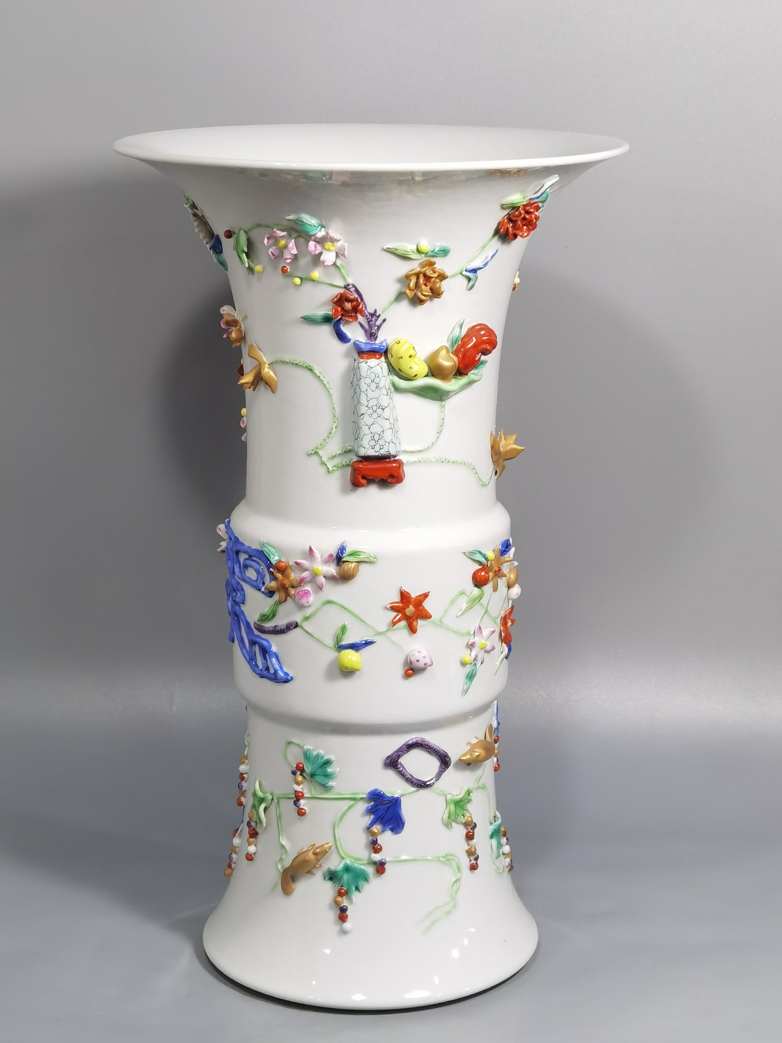 An Exquisite Famille-Rose Painted Gold Flower Pattern Vase: An Exquisite Famille-Rose Painted Gold Flower Pattern Vase