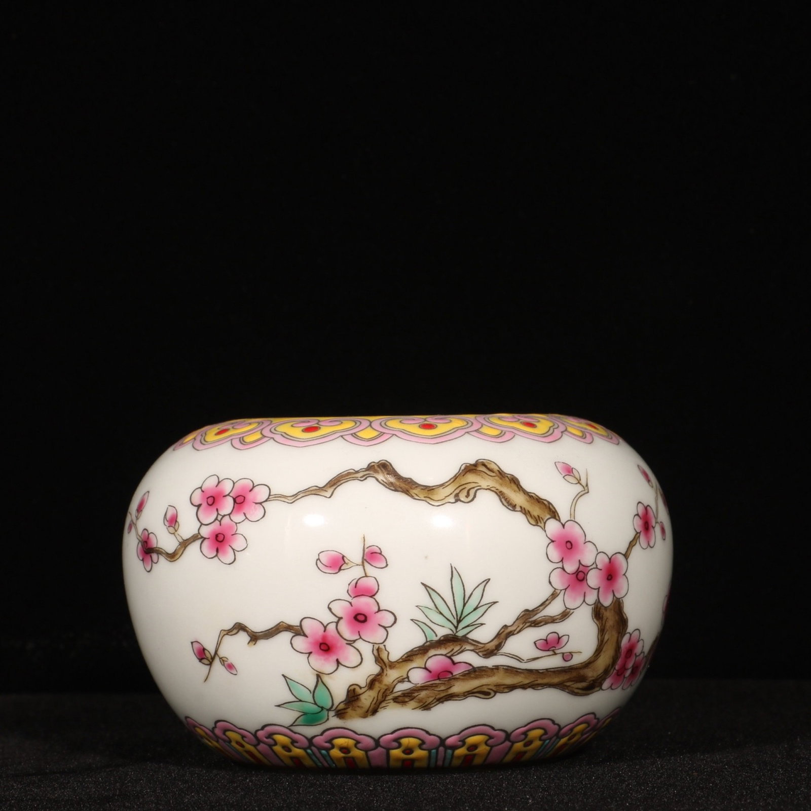An Exquisite Famille-Rose Flower Pattern Brush Washer: An Exquisite Famille-Rose Flower Pattern Brush Washer