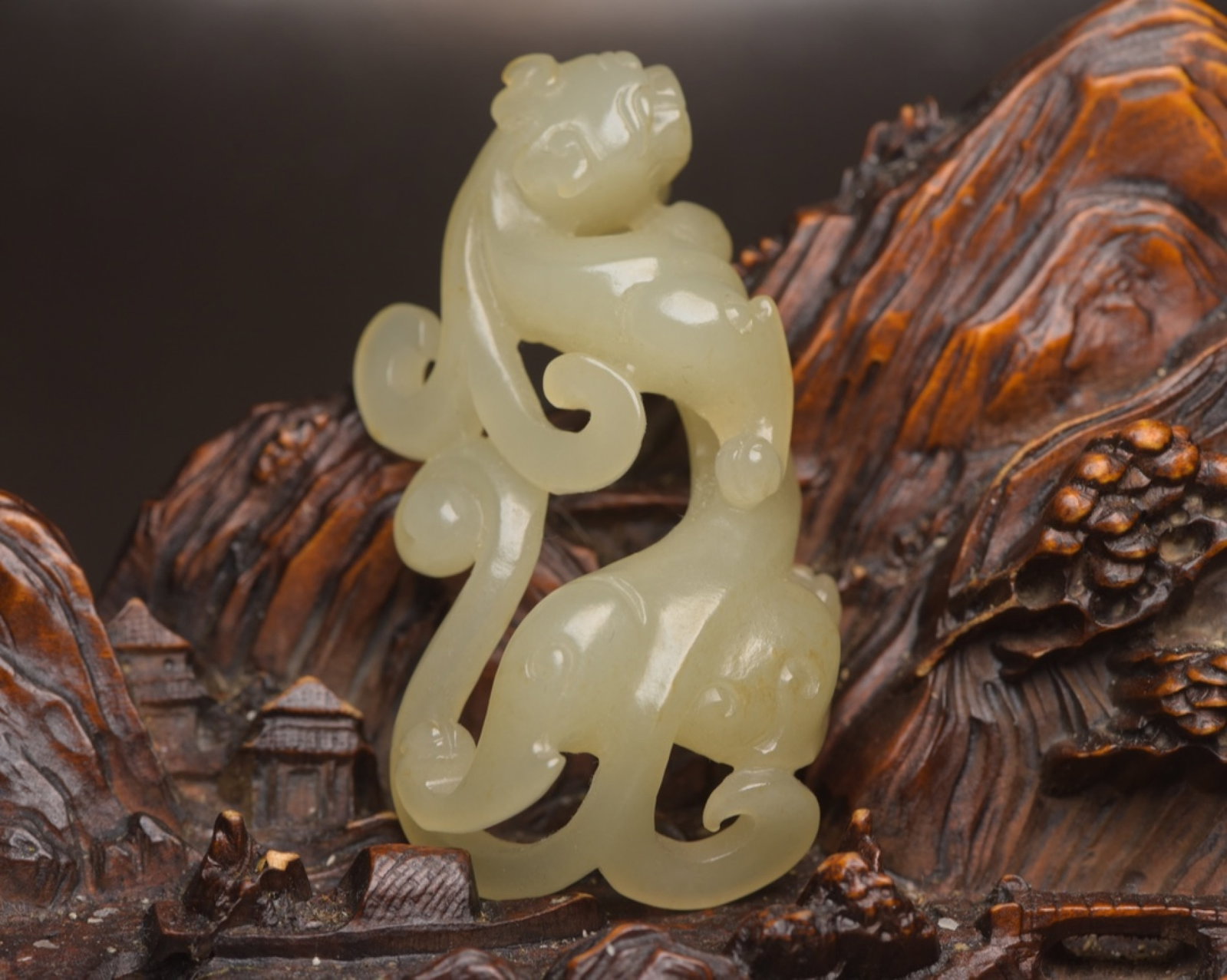 An Exquisite White Jade Dragon Pendant (1 of 9)