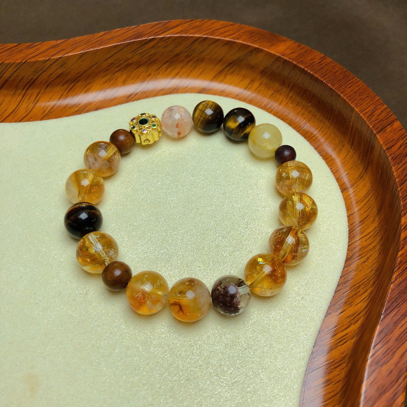 An Exquisite Crystal Bracelets (1 of 2)