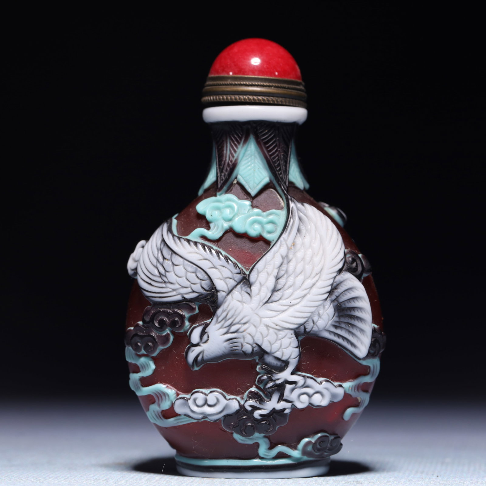 An Exquisite Glass Eagle Pattern Snuff Bottle: An Exquisite Glass Eagle Pattern Snuff Bottle