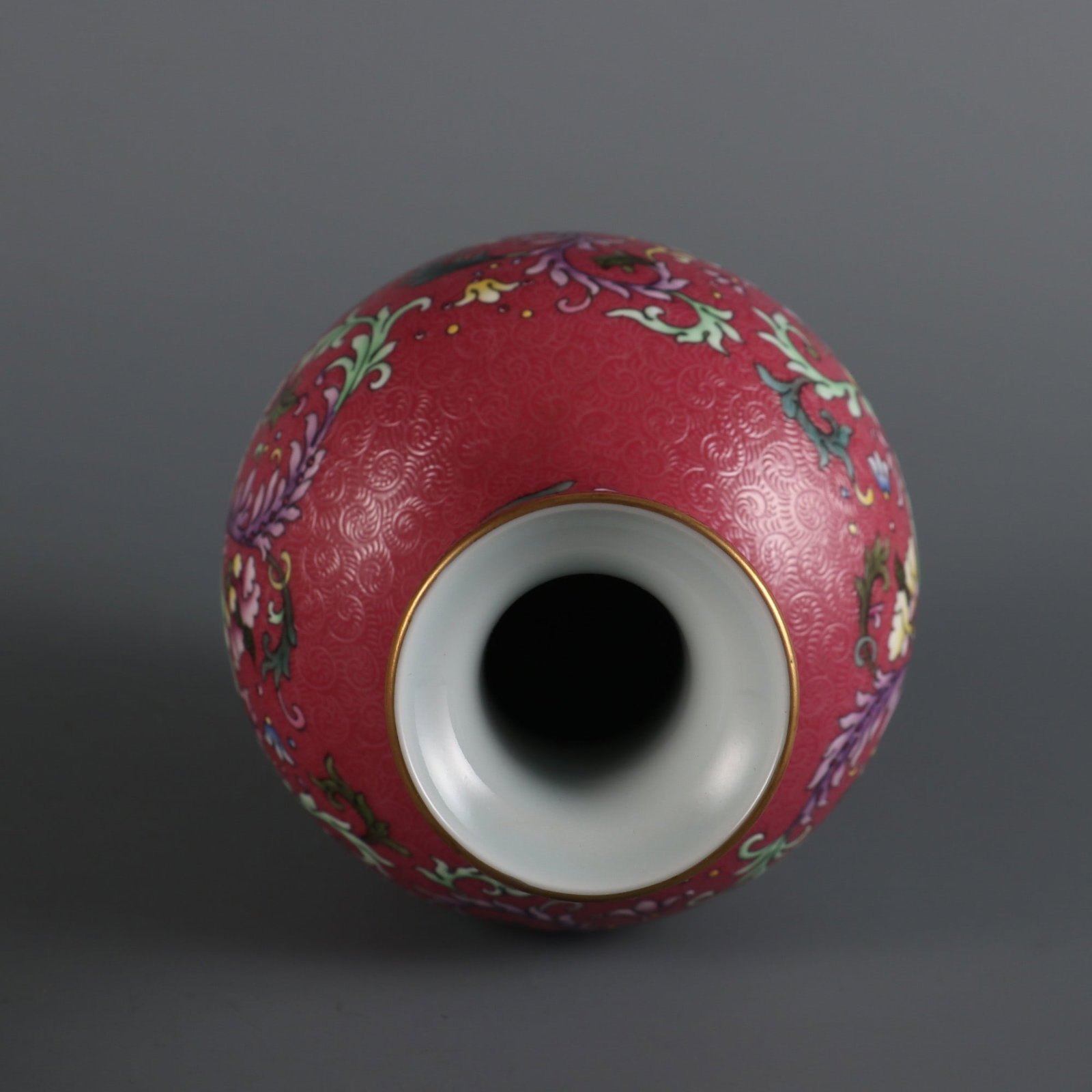 An Exquisite Ruby Red Ground Yangcai Lotus Pattern Vase - 7