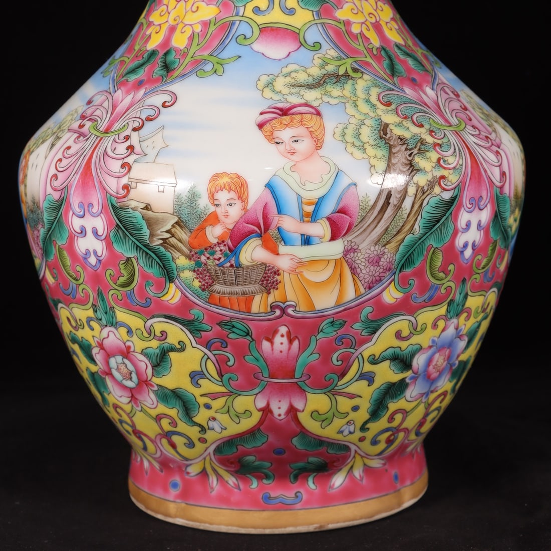 An Exquisite Enamel Ruby Red-Glazed Figures Pattern Vase - 3