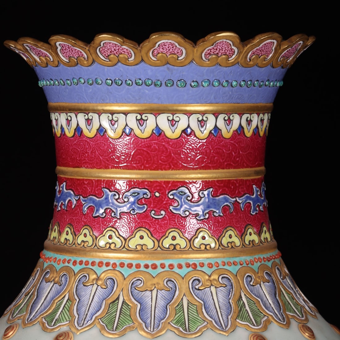 An Exquisite Enamel Figures Pattern Vase - 2