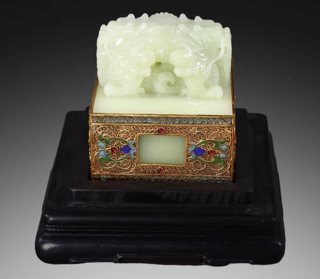 An Exquisite Hotan Jade Gilt Casing Dragon Seal: An Exquisite Hotan Jade Gilt Casing Dragon Seal,Qing Dynasty, China,Size:4.5inx4.3inx4.3in,Weight:2603g 和田玉包金龙印章,中国清代