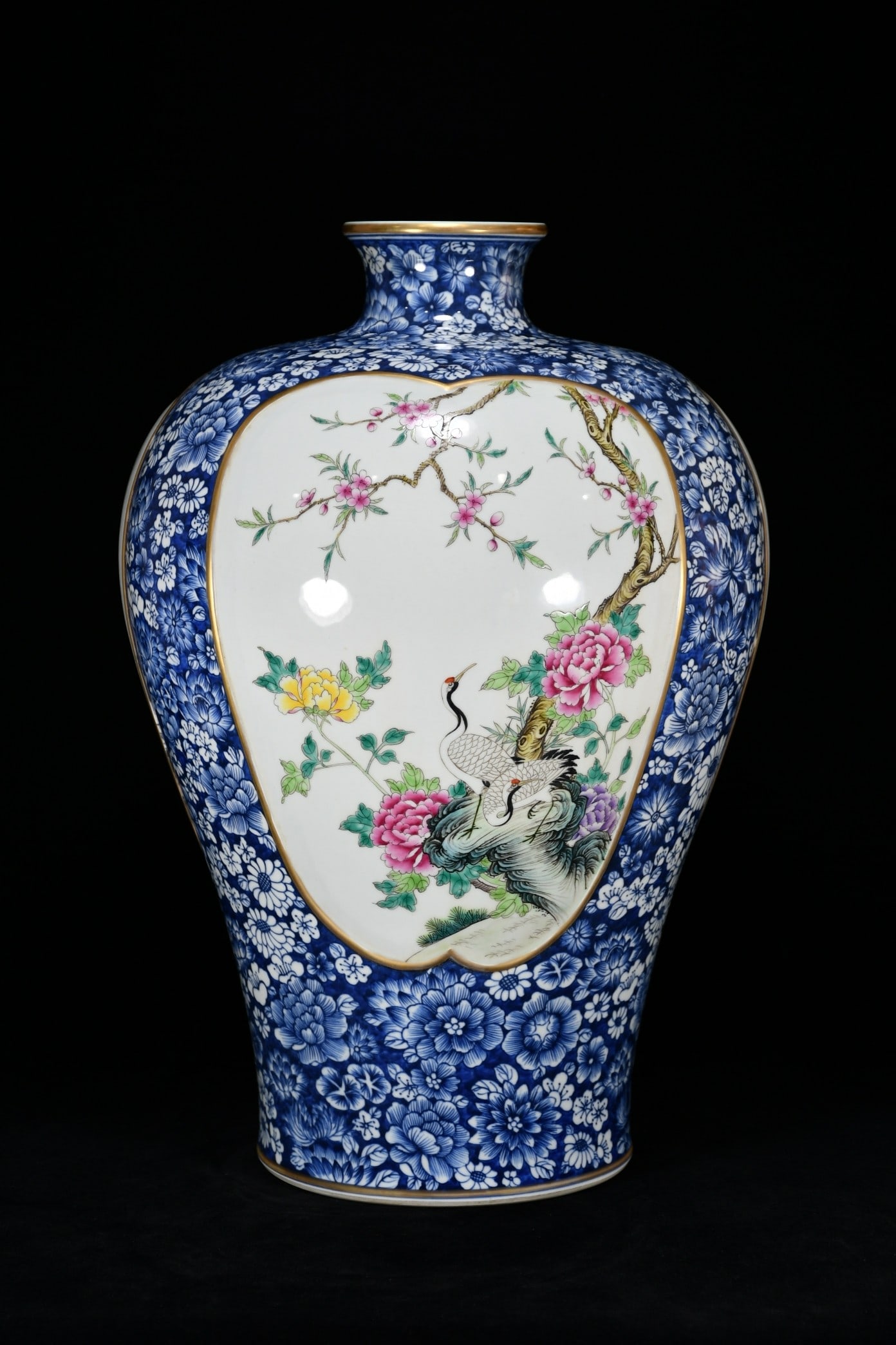 An Exquisite Blue and White Gilt Flower and Bird Pattern Vase: An Exquisite Blue and White Gilt Flower and Bird Pattern Vase,Qing Dynasty, China,Qianlong Six-character Mark,Size:19.7inx13.8in 青花鎏金花鸟纹瓶,ߑ