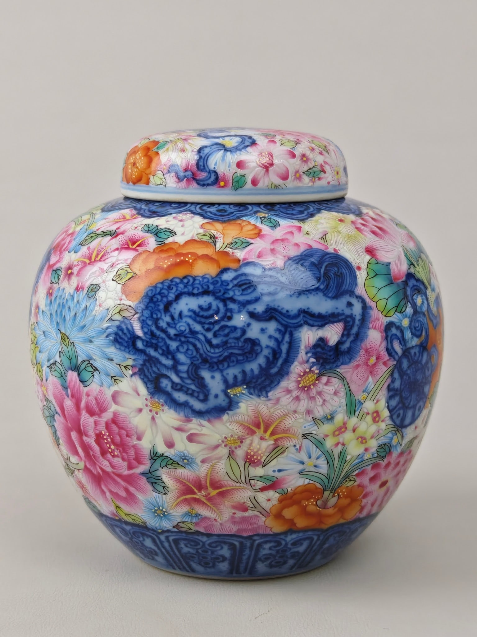 An Exquisite Enamel Flower Pattern Jar - 2