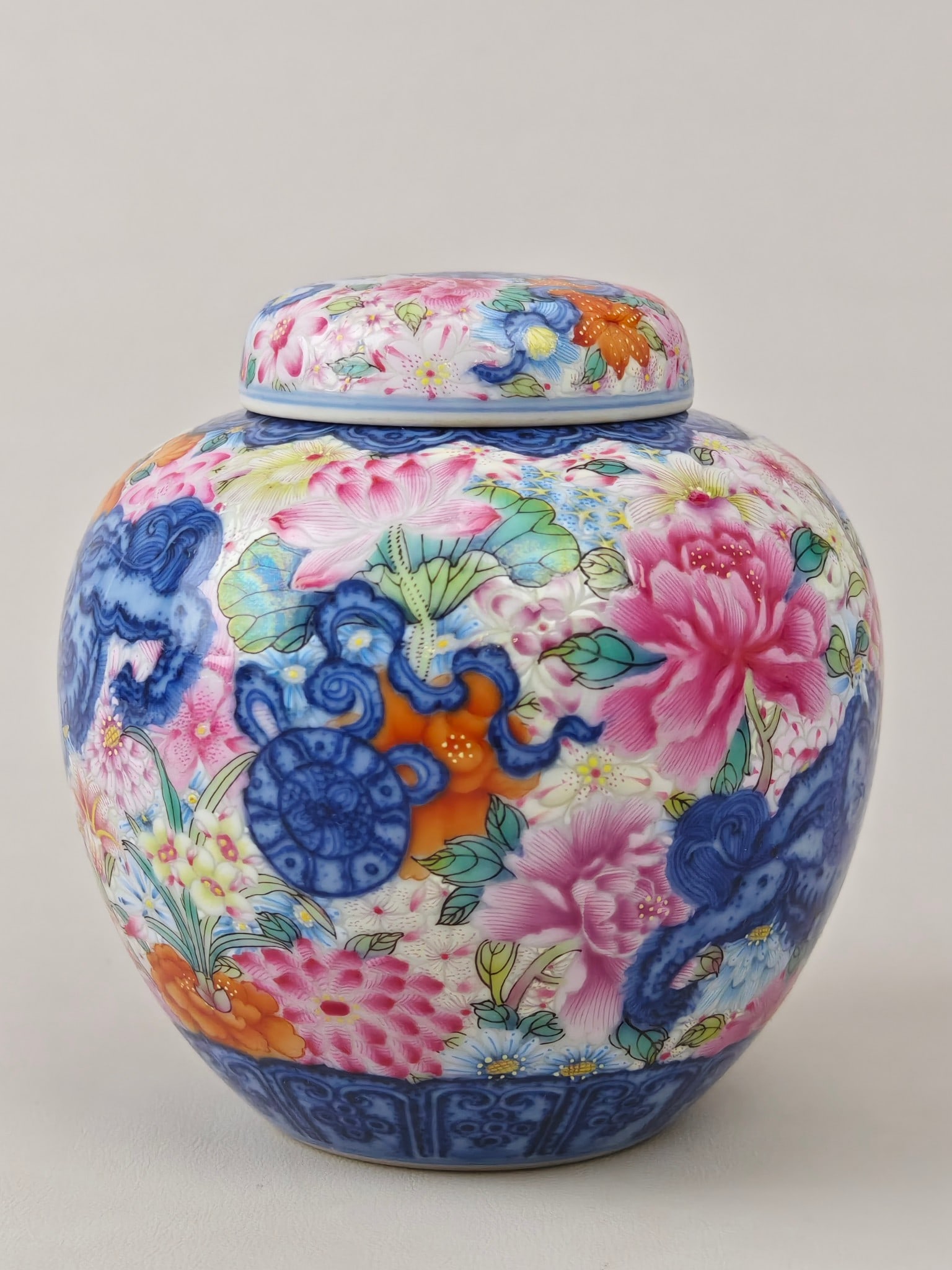 An Exquisite Enamel Flower Pattern Jar - 3