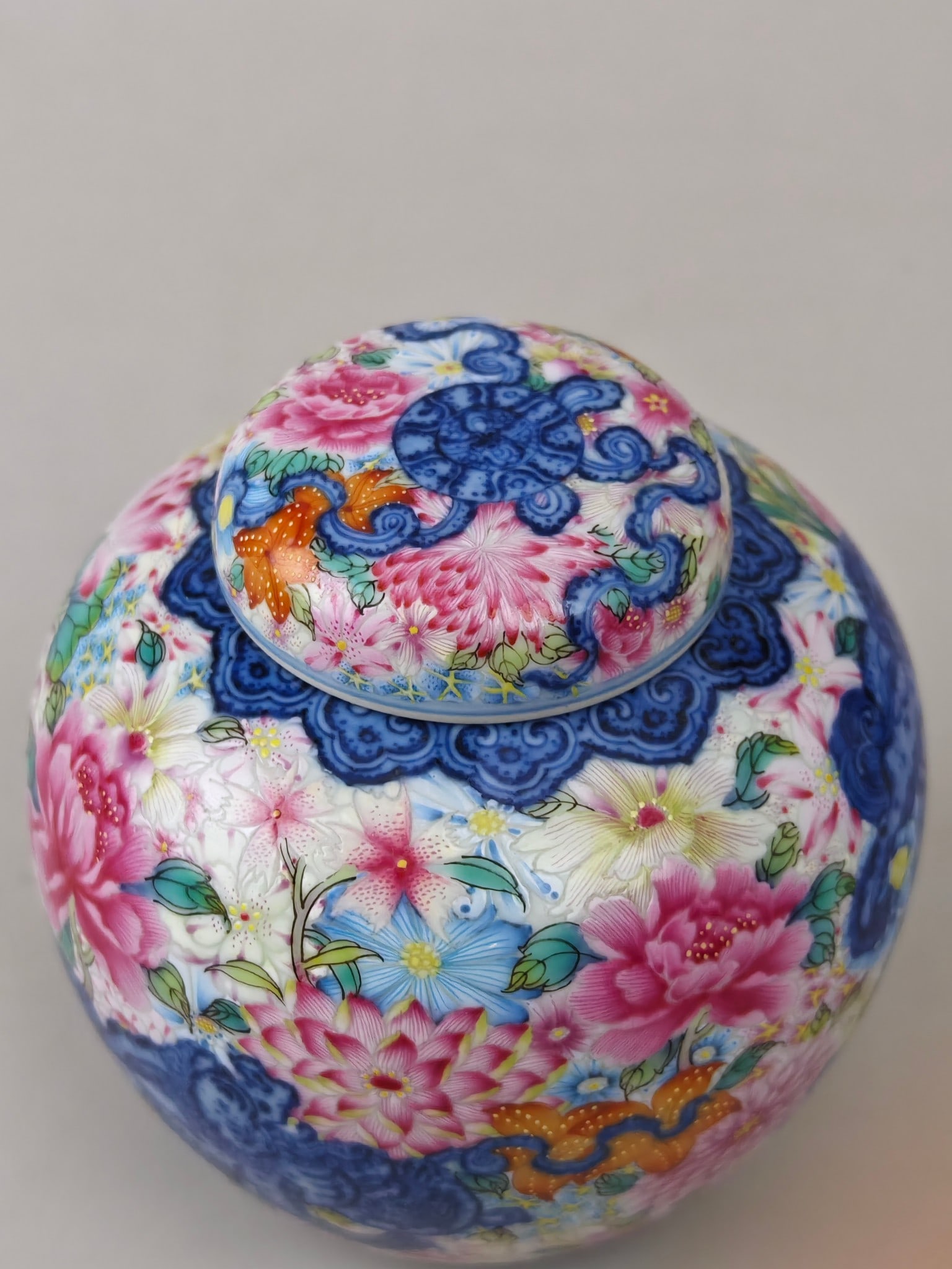 An Exquisite Enamel Flower Pattern Jar - 4