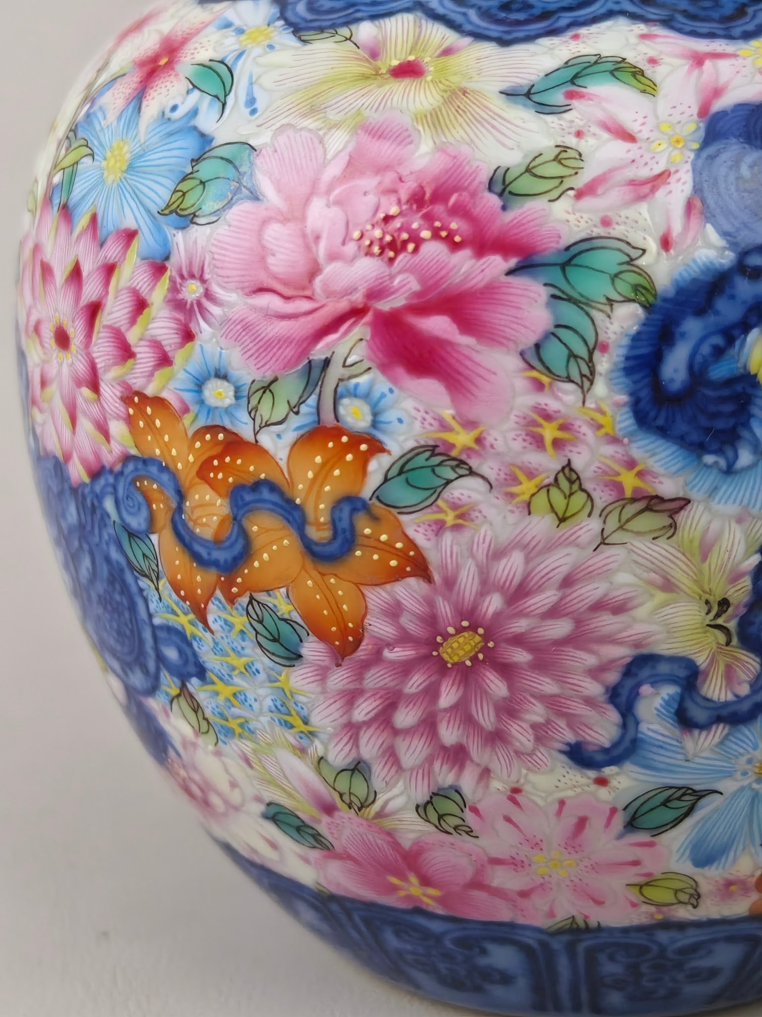 An Exquisite Enamel Flower Pattern Jar - 5