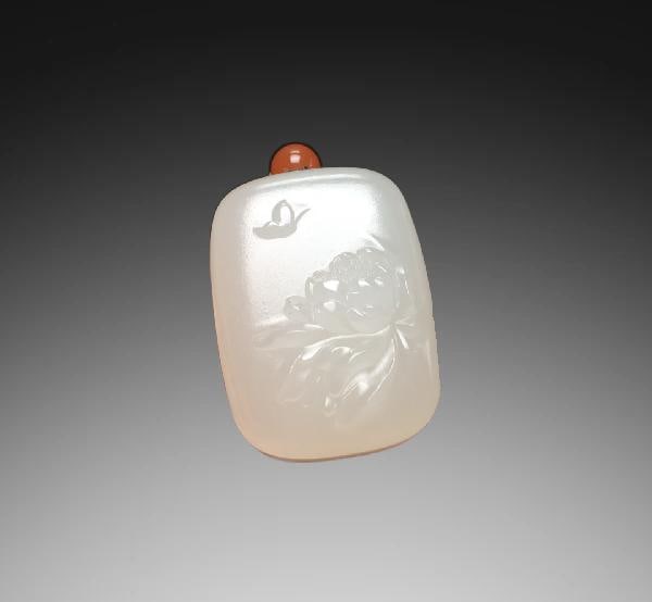 An Exquisite Hotan Jade Butterfly and Flower Pendant: An Exquisite Hotan Jade Butterfly and Flower Pendant,Qing Dynasty, China,Size:1.2inx0.9inx0.5in,Weight:20g 和田玉蝶恋花挂件,中国清