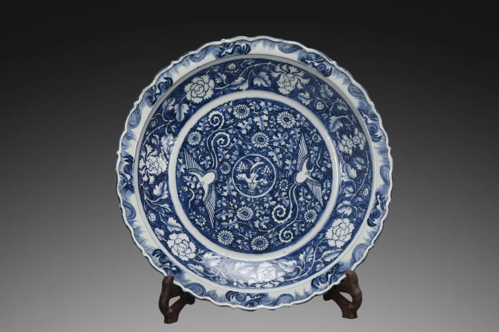 An Exquisite Blue and White Lotus and Phoenix Pattern Plate: An Exquisite Blue and White Lotus and Phoenix Pattern Plate,Yuan Dynasty, China,Size:2.8inx17.3inx10in 青花缠枝莲凤纹盘,中国元代
