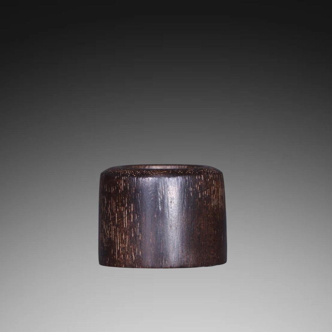 An Exquisite Eaglewood Thumb Ring - 2