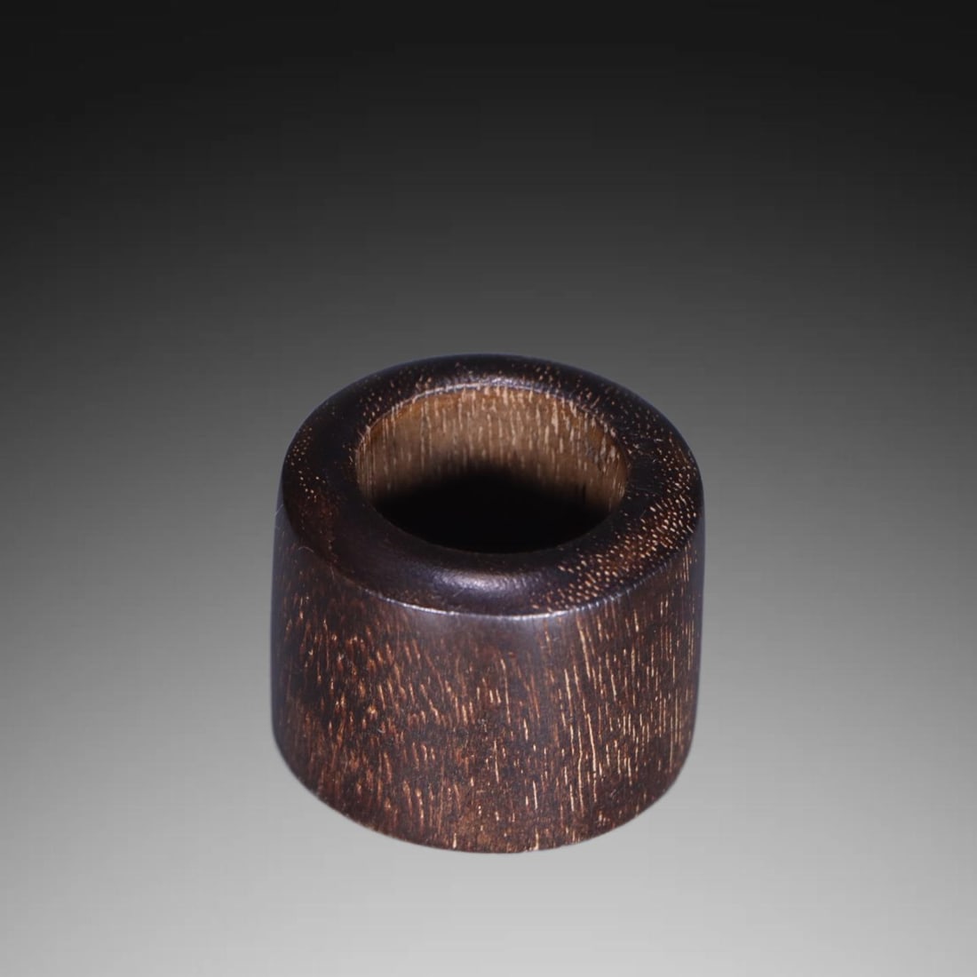 An Exquisite Eaglewood Thumb Ring - 7