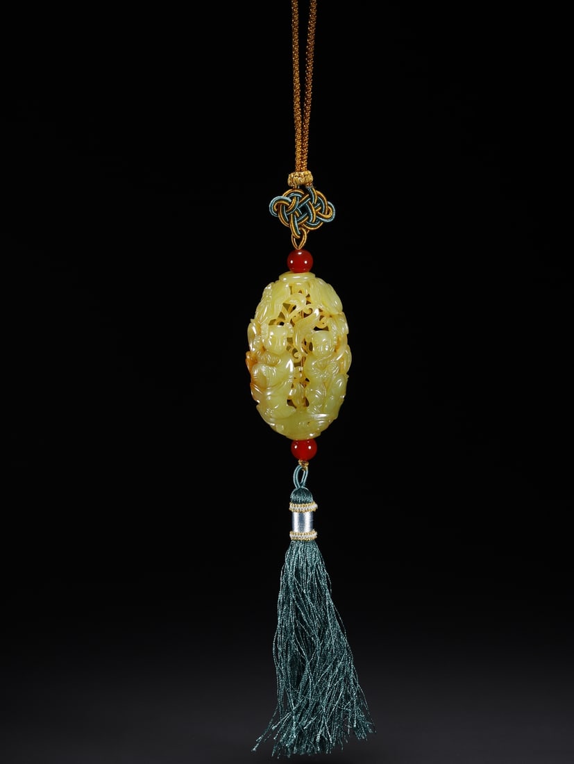 An Exquisite Hotan Yellow Jade Sachet: An Exquisite Hotan Yellow Jade Sachet,Qing Dynasty, China,Size:2.6inx1.7inx1.1in,Weight:50.8g 和田黄玉香囊,中国清代