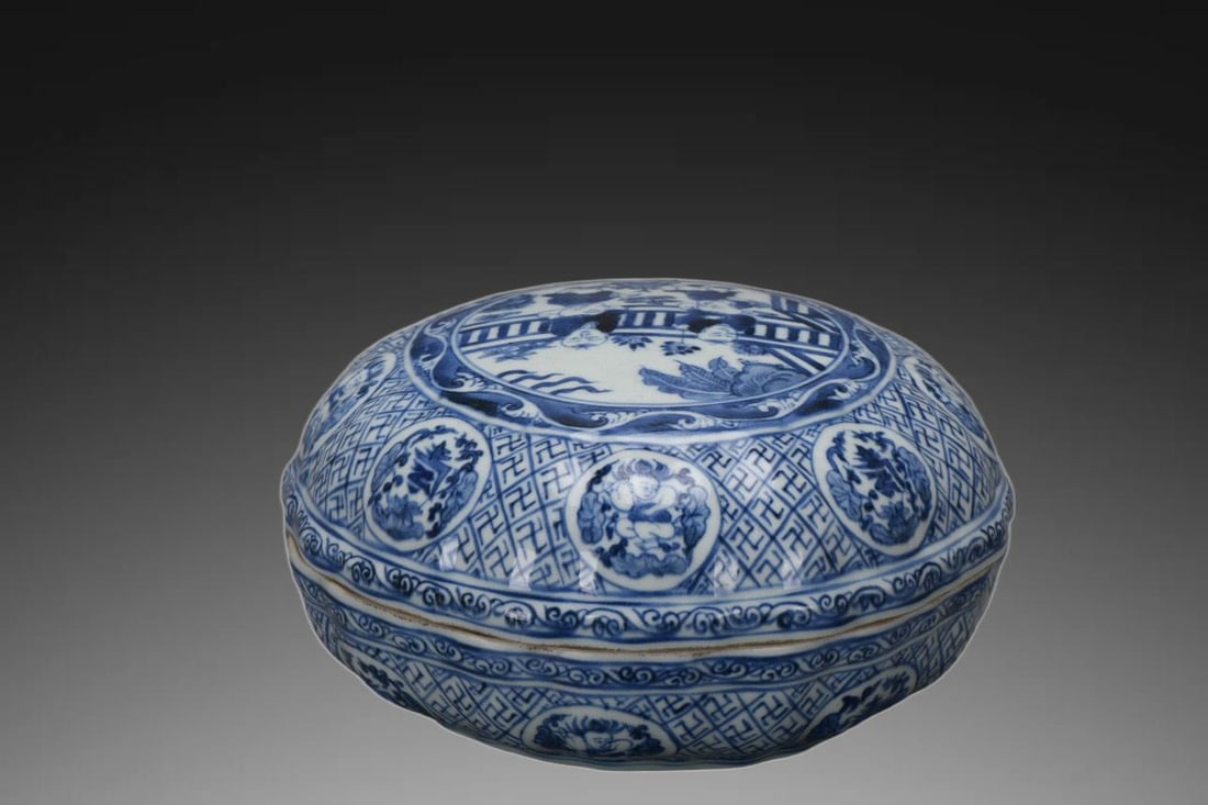 An Exquisite Blue and White Figures Pattern Box: An Exquisite Blue and White Figures Pattern Box,Ming Dynasty, China,Wanli Six-character Mark,Size:5.4inx9.3in 青花人物纹盒,中国明代,万