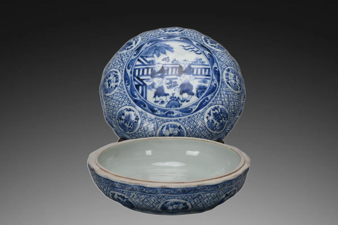 An Exquisite Blue and White Figures Pattern Box - 2