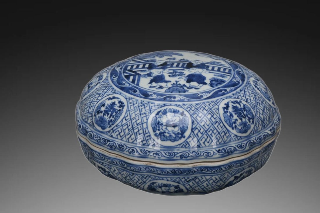 An Exquisite Blue and White Figures Pattern Box - 3