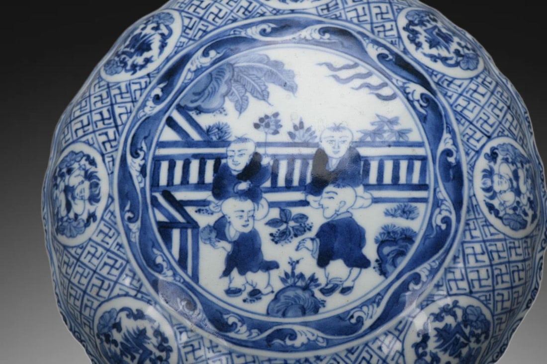 An Exquisite Blue and White Figures Pattern Box - 4