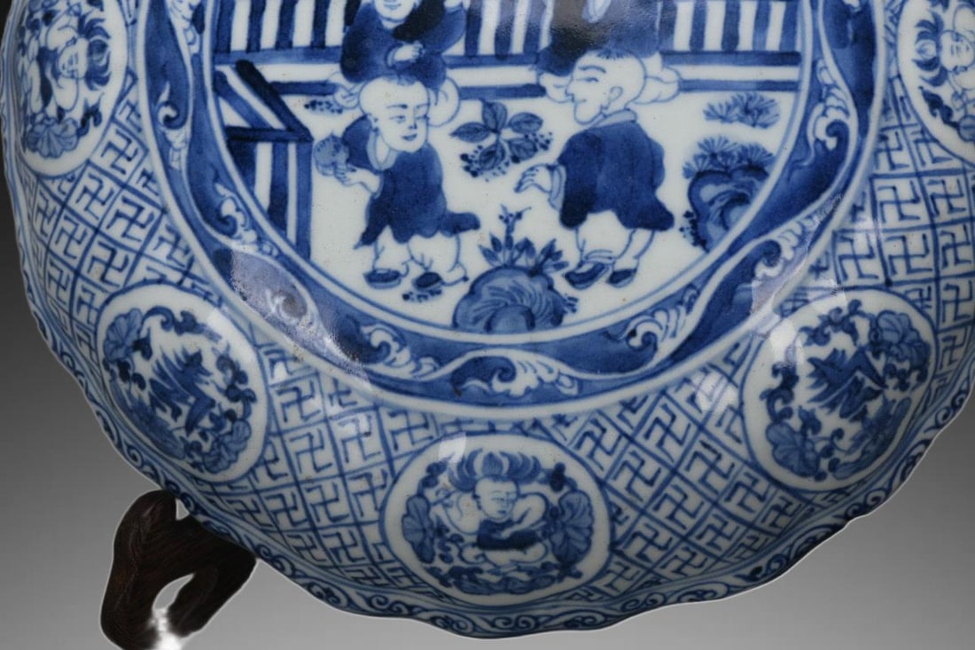 An Exquisite Blue and White Figures Pattern Box - 5