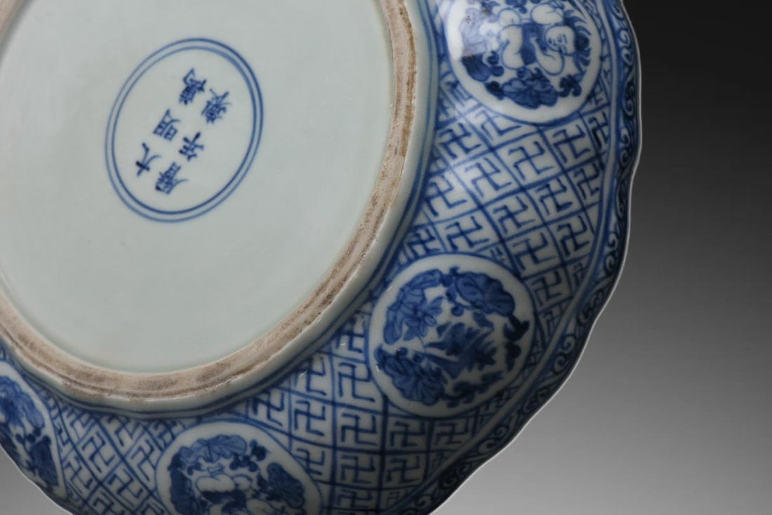 An Exquisite Blue and White Figures Pattern Box - 6