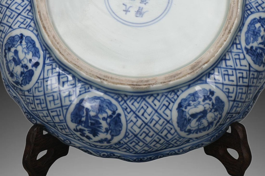 An Exquisite Blue and White Figures Pattern Box - 7