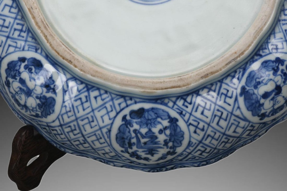 An Exquisite Blue and White Figures Pattern Box - 8