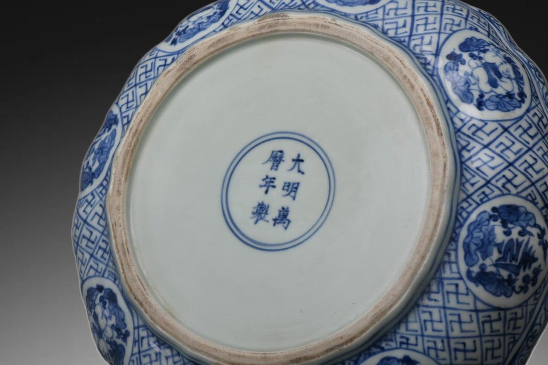 An Exquisite Blue and White Figures Pattern Box - 9