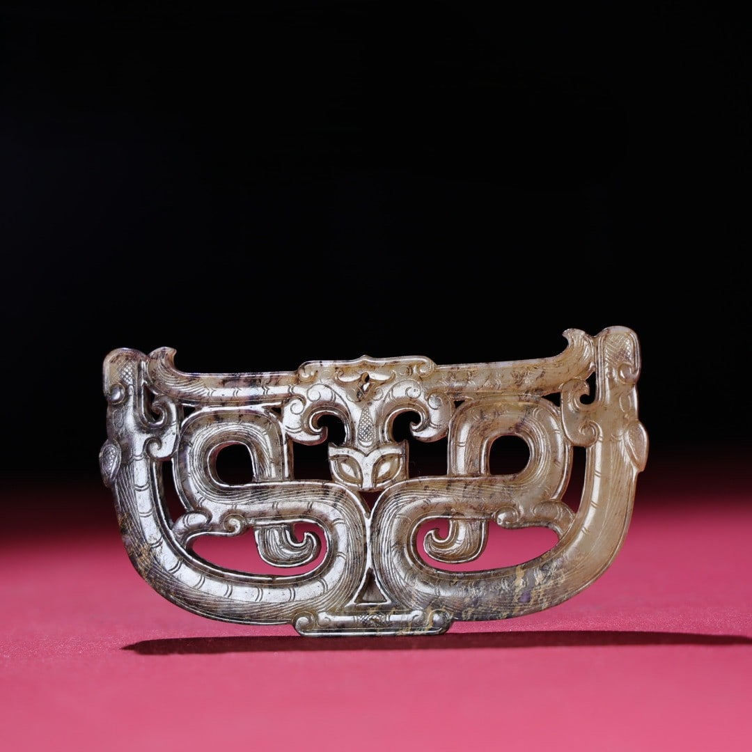 An Exquisite Hotan Jade Dragon Pendant: An Exquisite Hotan Jade Dragon Pendant,Han Dynasty, China,Size:4.1inx2.3inx0.2in,Weight:56g 和田玉龙佩,中国汉代
