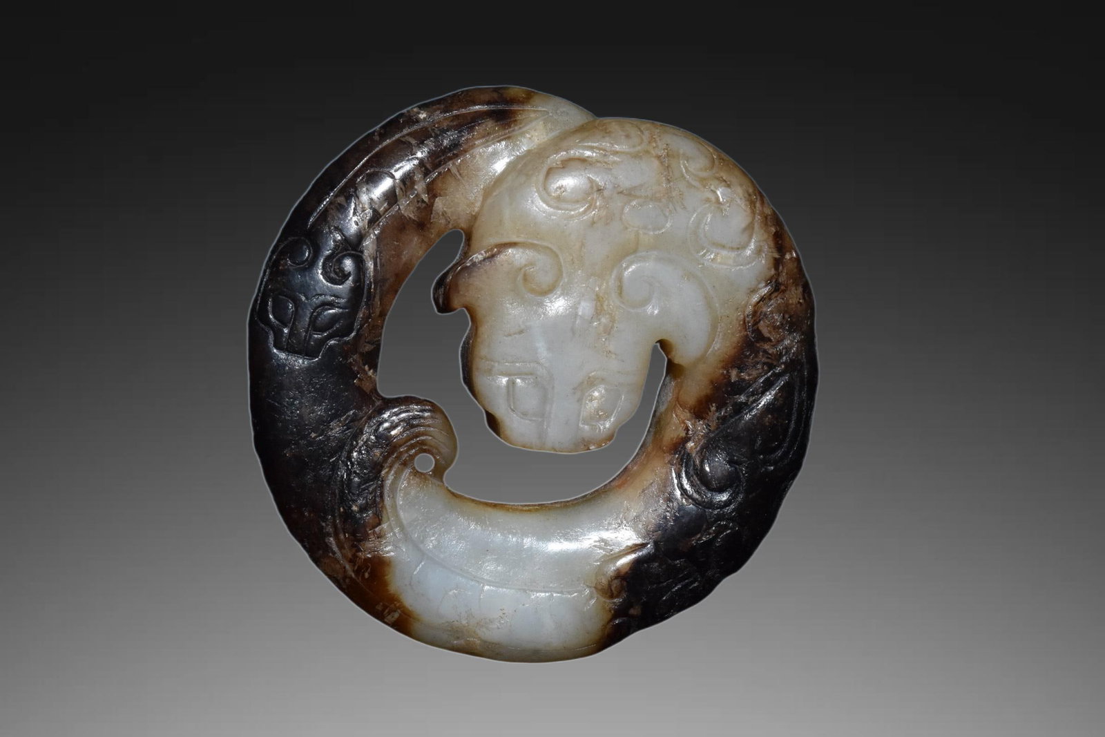 An Exquisite Hotan Jade Dragon: An Exquisite Hotan Jade Dragon,Han Dynasty,China,Size:2.2in,Weight:70g 和田玉龙,中国汉代
