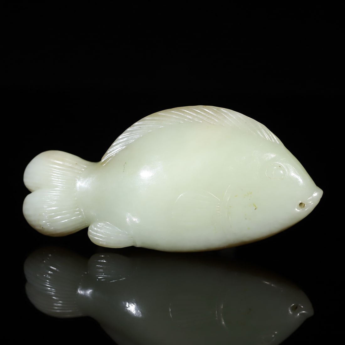 An Exquisite Hotan Jade Fish Ornament: An Exquisite Hotan Jade Fish Ornament,Qing Dynasty, China,Size:4.8inx1.4inx2.3in,Weight:273g 和田玉鱼,中国清代