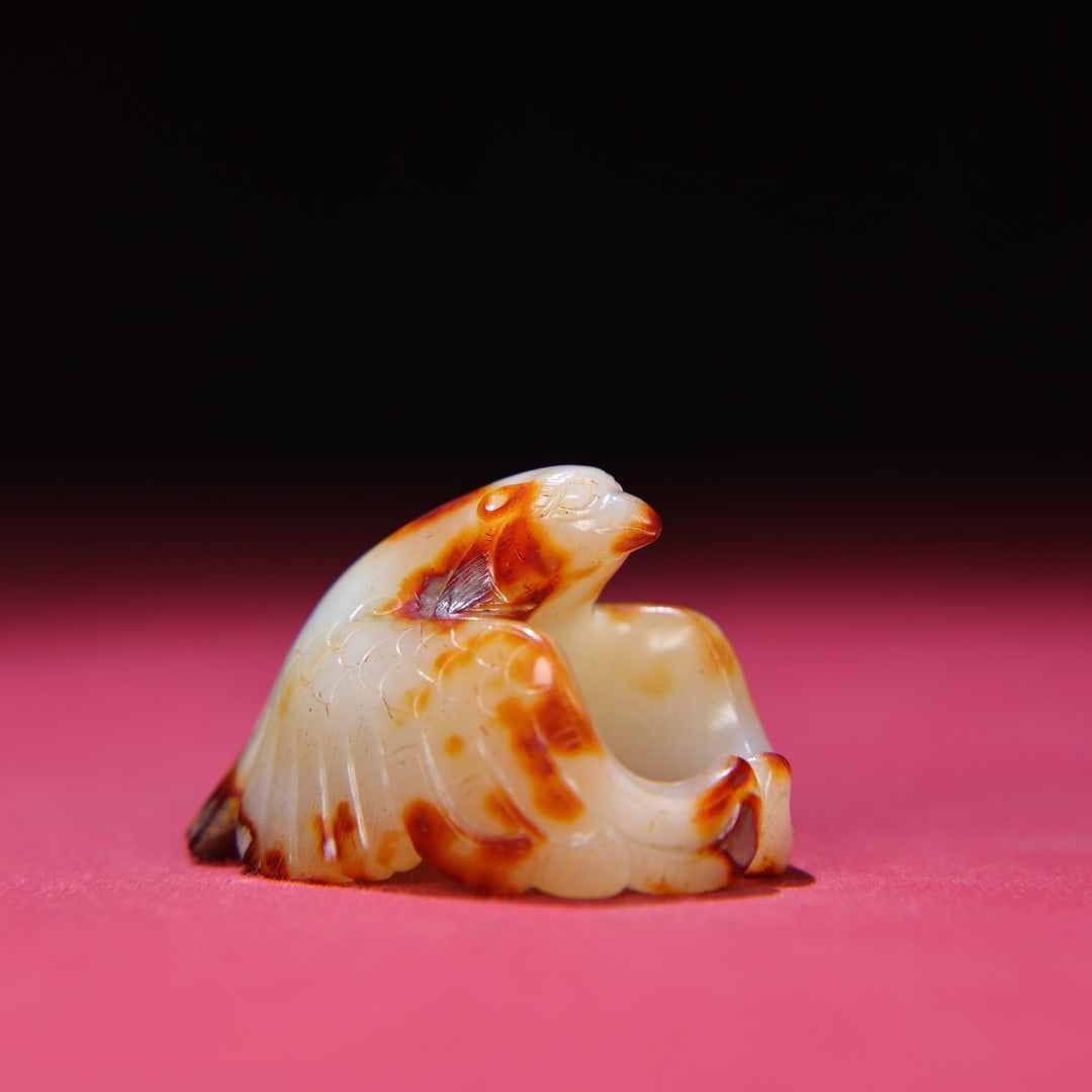 An Exquisite Hotan White Jade Phoenix Bird Thumb Ring: An Exquisite Hotan White Jade Phoenix Bird Thumb Ring,Han Dynasty, China,Size:2.3inx1.4inx1.5inx0.9in,Weight:57g 和田白玉凤鸟扳指,中国૔