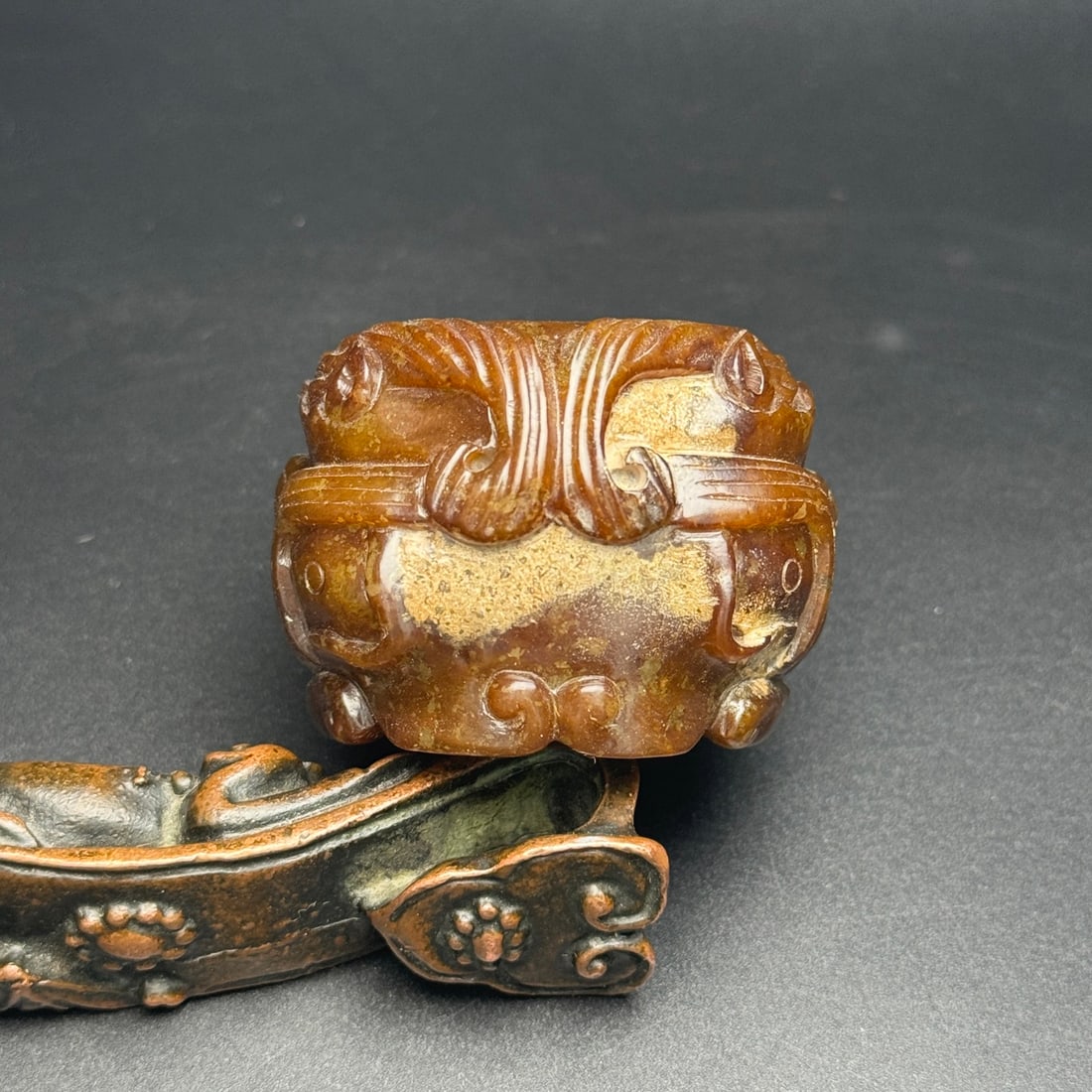 An Exquisite Hotan Jade Beast-Face Pattern Thumb Ring - 3
