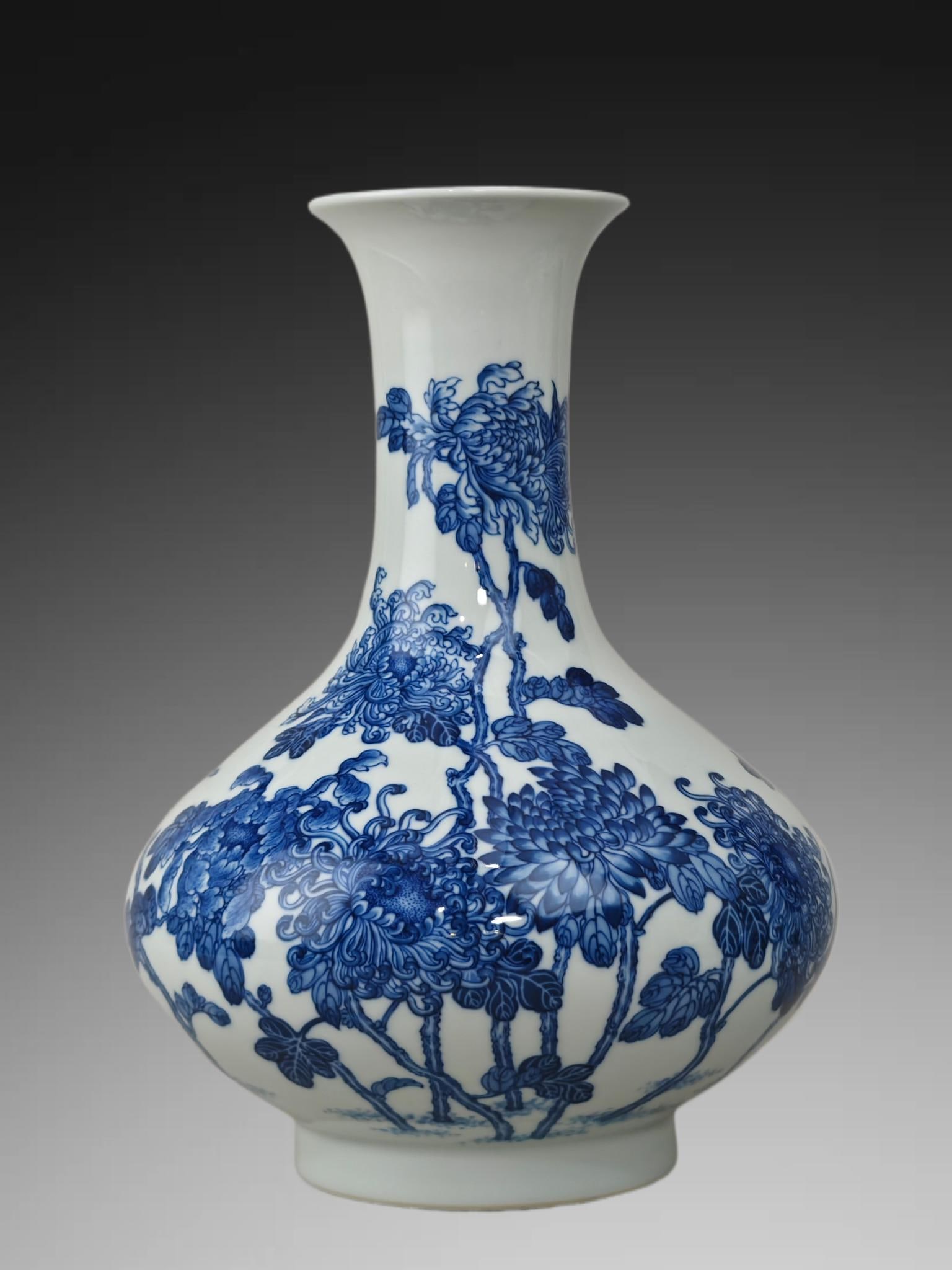 An Exquisite Blue and White Flower Pattern Vase: An Exquisite Blue and White Flower Pattern Vase,Republic of China,With Mark,Size:10.4inx7.9in 青花花卉纹瓶,民国,带款