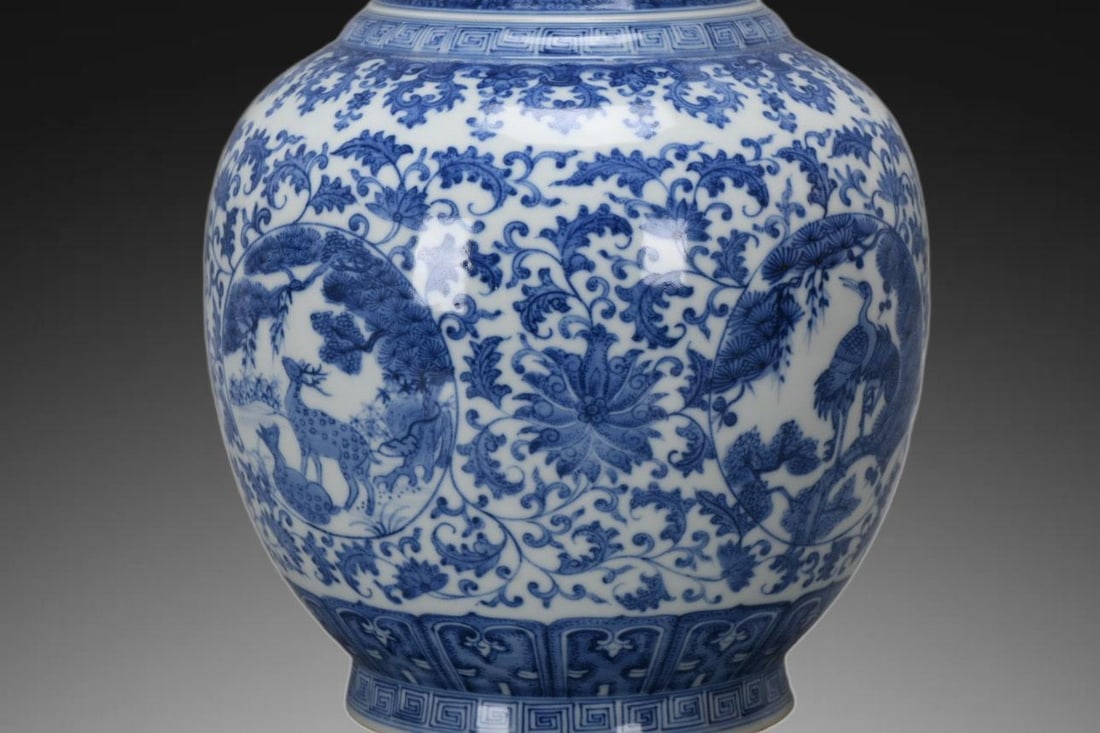 An Exquisite Blue and White Lotus Pattern Vase - 5