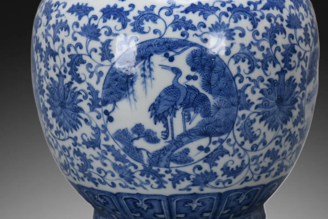 An Exquisite Blue and White Lotus Pattern Vase - 7