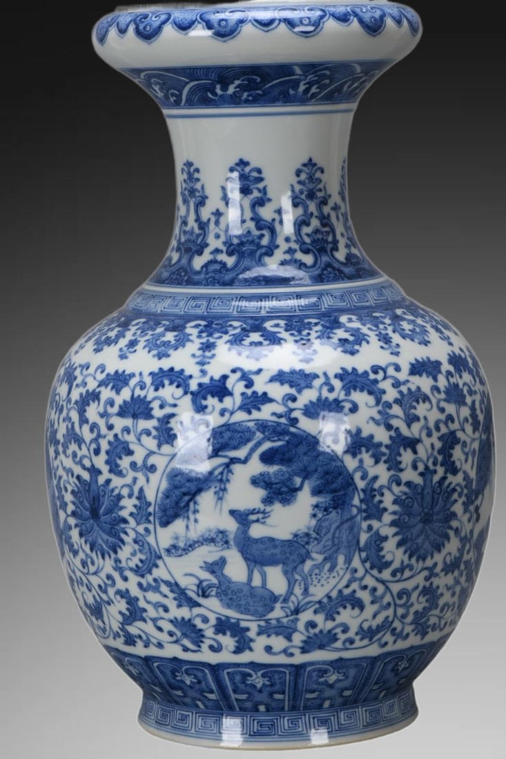 An Exquisite Blue and White Lotus Pattern Vase - 8