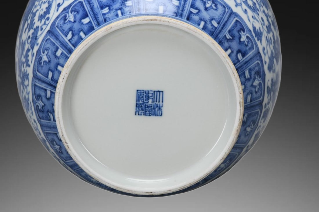 An Exquisite Blue and White Lotus Pattern Vase - 9