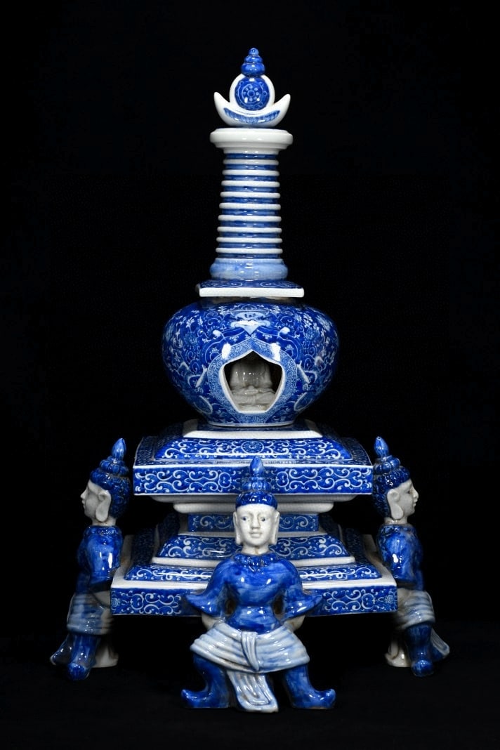An Exquisite Blue and White Hollow Scroll Pattern Buddhist Niche: An Exquisite Blue and White Hollow Scroll Pattern Buddhist Niche,Qing Dynasty, China,Qianlong Six-character Mark,Size:21.7inx13.8in