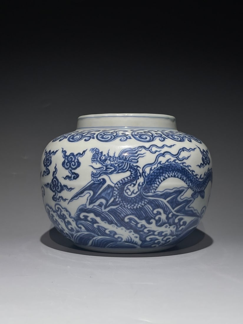 An Exquisite Blue and White Dragon Pattern Jar: An Exquisite Blue and White Dragon Pattern Jar,Ming Dynasty, China,Xuande Six-character Mark,Size:4.9inx6.3in 青花龙纹罐,中国明代,宣德