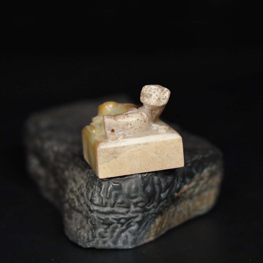 An Exquisite Hotan Jade Dragon Seal: An Exquisite Hotan Jade Dragon Seal,Han Dynasty, China,Size:1.3inx1.3inx1.3in,Weight:56.5g 和田玉龙印章,中国汉代